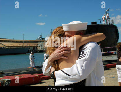 Stati Uniti Navy sailor è sorpreso dalla sua moglie alla USS Charlotte homecoming. Foto Stock