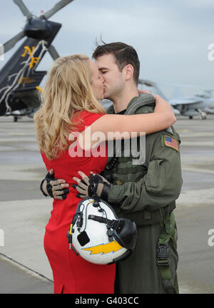 U.S. aviatore baci di sua moglie durante una celebrazione homecoming. Foto Stock