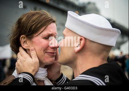 Stati Uniti Navy sailor baci di sua moglie dopo il ritorno alla stazione navale di Norfolk. Foto Stock