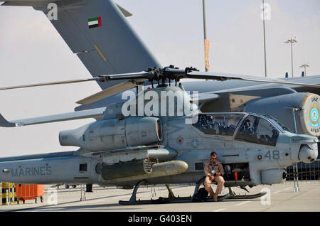 Stati Uniti Marine si prende una pausa seduta su un AH-1Z elicottero Cobra.