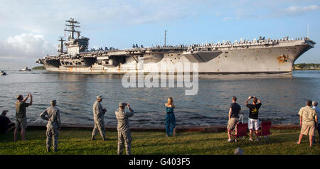 USS Nimitz arriva alla base comune a Pearl Harbor Hickam. Foto Stock
