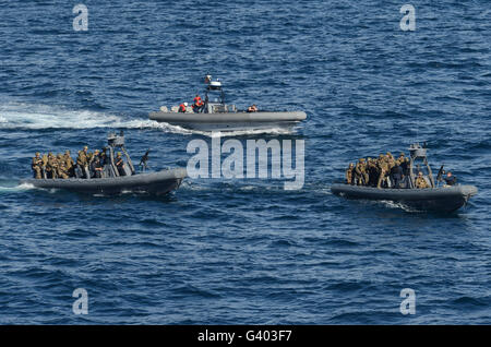 Marinai e Marines partecipare a una visita, scheda, ricerca e sequestro. Foto Stock