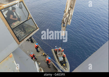 Marinai di ritorno alla loro nave in una struttura rigida dello scafo di imbarcazione gonfiabile. Foto Stock