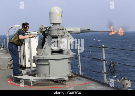 Da bombardieri Mate incendi una MK 38 25mm mitragliatrice. Foto Stock