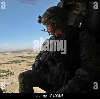 Un U.S. Army Special Forces Soldier guarda fuori da un UH-60 Black Hawk. Foto Stock