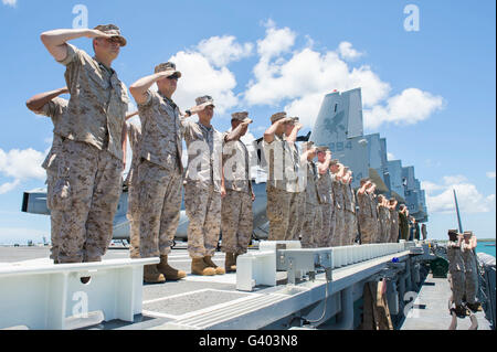 Stati Uniti Marines e marinai rendere onori a bordo della USS Peleliu. Foto Stock