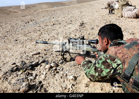 Un esercito nazionale afghano soldato incendi un M40A5 fucile. Foto Stock