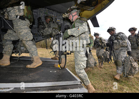 Stati Uniti Paracadutisti dell'esercito a bordo di un CH-47 Chinook. Foto Stock