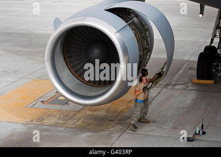 Avieri inferiore di un pannello del motore su una KC-10 extender. Foto Stock