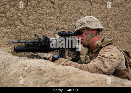 Stati Uniti Marine fornisce la sicurezza da dietro un muro di fango. Foto Stock