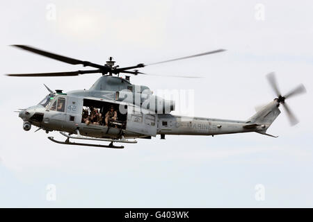 Un UH-1Y Huey si aggira attorno a una nave. Foto Stock