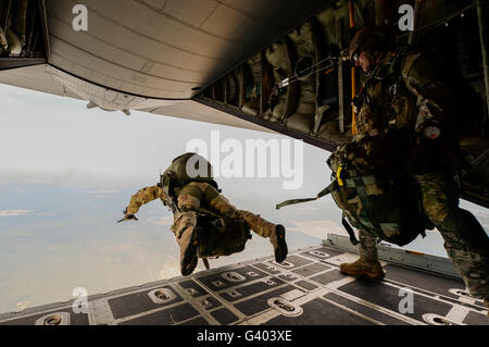 Stati Uniti Esercito berretti verdi saltare fuori di un C-130 Hercules. Foto Stock