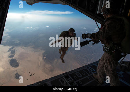 Un U.S. Marines salta da un HC-130 su Gibuti. Foto Stock