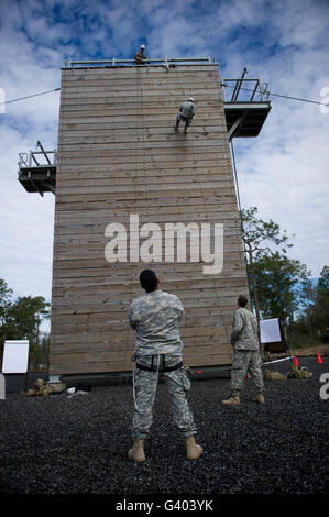 Un U.S. Soldato rappels giù un 40-piede torre di formazione. Foto Stock