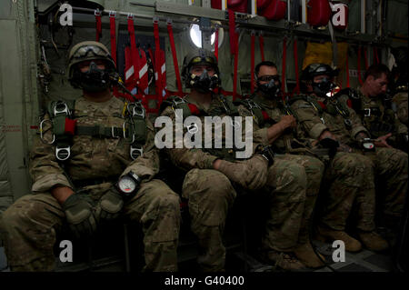7 Forze Speciali gruppo berretti verdi attendere a bordo di una C-130 per condurre alo salti. Foto Stock