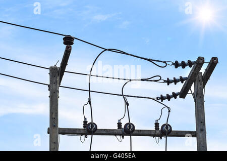 Poli elettrici di alta tensione nella nuvola bianca e blu del cielo. Foto Stock