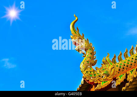 Gable apice nel tetto del tempio e sun Foto Stock