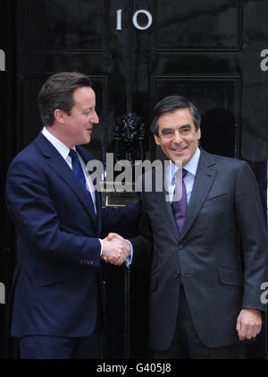 Il primo ministro David Cameron dà il benvenuto al suo omologo francese Francois Fillon a Downing Street a Londra. Foto Stock