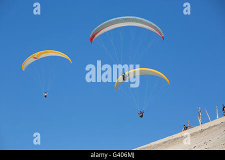 Tre i parapendii volando sopra la duna del Pyla Francia meridionale Foto Stock