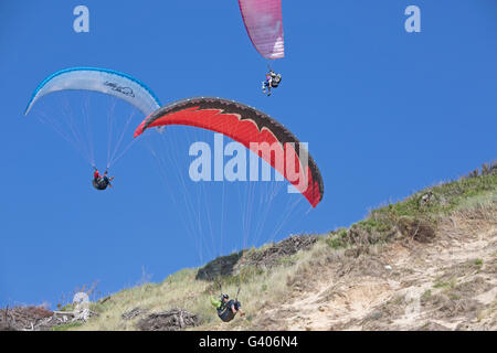 Tre i parapendii volando sopra la duna del Pyla Francia meridionale Foto Stock