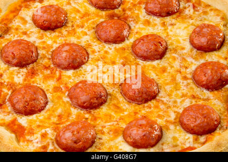 La Pizza italiana con mozzarella e salsiccia per pizza Foto Stock