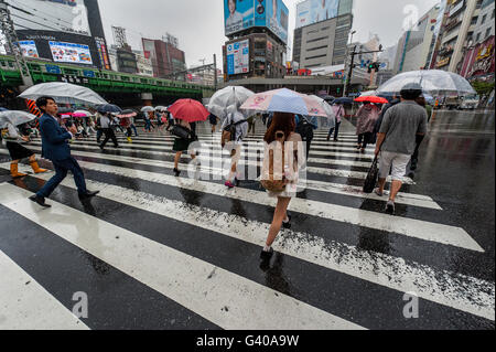 Shibuya di Tokyo di attraversamento Foto Stock