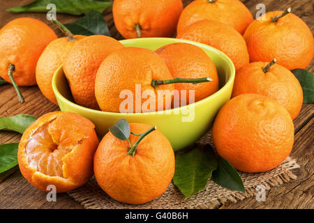 Tangerini nella ciotola verde Foto Stock