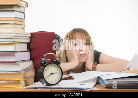 Studente annoiato e stanco di fare la preparazione per gli esami Foto Stock