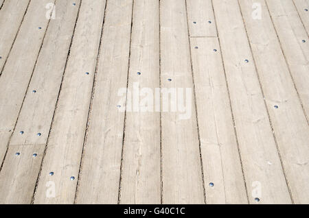 Sfondo di weathered legno vecchio pavimento con chiodi Foto Stock