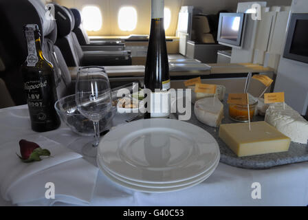 Finire un pasto delizioso con un piatto di formaggi a Lufthansa prima Classe (Airbus A380, spazio aereo internazionale) Foto Stock