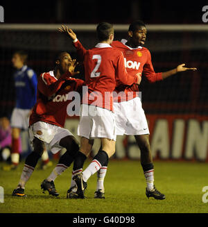 Paul Poggiba (a destra) di Manchester United festeggia con i suoi compagni di squadra dopo che segna l'obiettivo di apertura del gioco Foto Stock