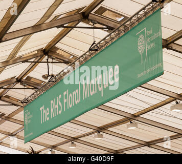Un cartello che diceva RHS Floral Marquee alla RHS Tatton Park flower show Cheshire England Regno Unito Foto Stock