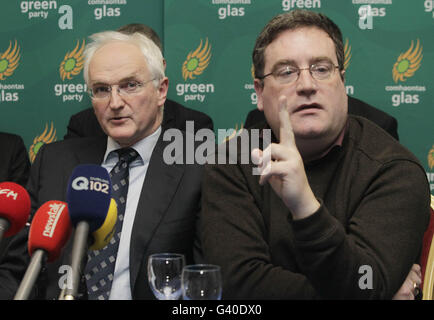 Il leader del Green Party John Gormley (a sinistra) e il senatore Dan Boyle tengono una conferenza stampa dopo il loro think-in pre-elezione al Grand Hotel di Malahide. Foto Stock