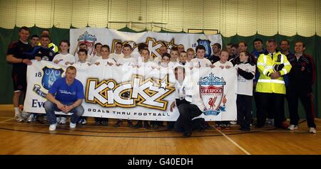 Tony Hibbert di Everton durante una sessione media per il Kickz Goals Thru Football allo Scargreen Sports Center, Liverpool. Foto Stock