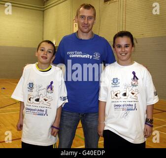 Tony Hibbert di Everton durante una sessione media per il Kickz Goals Thru Football allo Scargreen Sports Center, Liverpool. Foto Stock