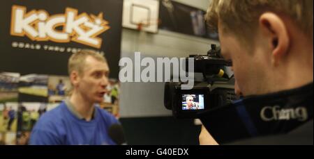 Tony Hibbert di Everton durante una sessione media per il Kickz Goals Thru Football allo Scargreen Sports Center, Liverpool. Foto Stock