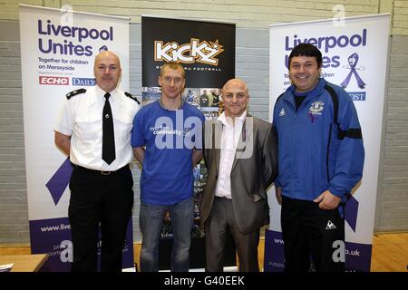 Calcio - Kickz Goals Thru Football - Scargreen Sports Center. Tony Hibbert (seconda a sinistra) di Everton durante una sessione di media per il Kickz Goals Thru Football allo Scargreen Sports Center di Liverpool. Foto Stock