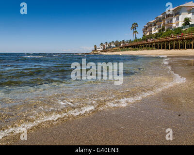 Senda Litoral. Percorso passerella in legno percorso spiaggia, Mijas provincia di Malaga Costa del Sol. Andalusia Spagna del sud Europa Foto Stock