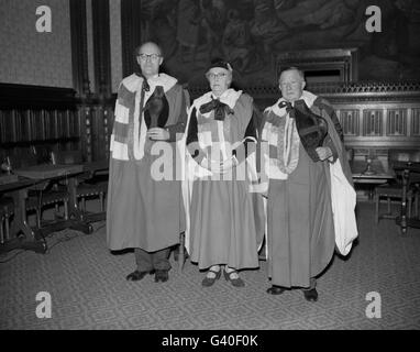 Da sinistra a destra, Lord Longford, la baronessa Wootton e Lord fardello in una seduta speciale della Camera dei Lord. La baronessa Wootton fu uno dei primi quattro coetanei nominati nel 1958 dal Life Peerages Act. Foto Stock