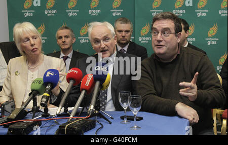 (Da sinistra a destra) Green Party TD Mary White, leader del partito John Gormley e senatore Dan Boyle tengono una conferenza stampa dopo il loro think-in pre-elezione al Grand Hotel di Malahide. Foto Stock