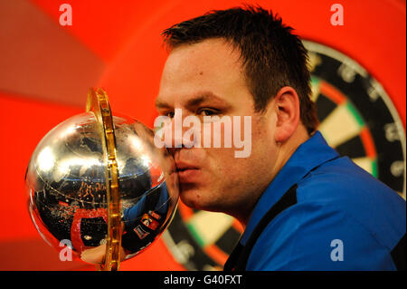 Adrian Lewis bacia il trofeo dopo aver sconfitto Gary Anderson durante la finale del Campionato Mondiale di Freccette Ladbrokes.com ad Alexandra Palace, Londra. Foto Stock