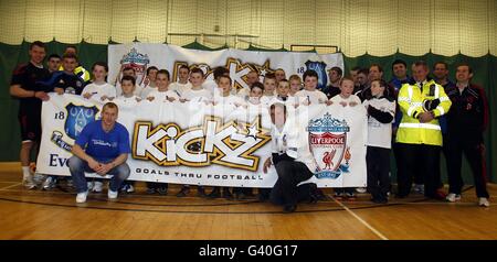 Tony Hibbert di Everton durante una sessione media per il Kickz Goals Thru Football allo Scargreen Sports Center, Liverpool. Foto Stock