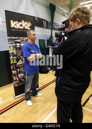 Tony Hibbert di Everton durante una sessione media per il Kickz Goals Thru Football allo Scargreen Sports Center, Liverpool. Foto Stock