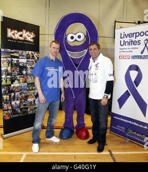 Tony Hibbert di Everton (centro a sinistra) durante una sessione di media per il Kickz Goals Thru Football allo Scargreen Sports Center, Liverpool. Foto Stock