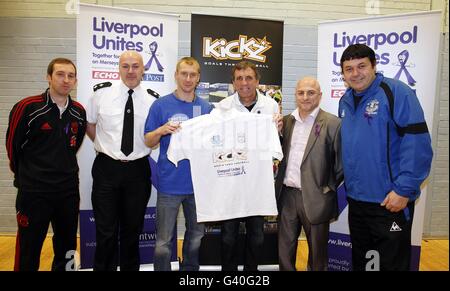 Calcio - Kickz Goals Thru Football - Scargreen Sports Center. Tony Hibbert (terza a sinistra) di Everton durante una sessione di Media per il Kickz Goals Thru Football allo Scargreen Sports Center di Liverpool. Foto Stock