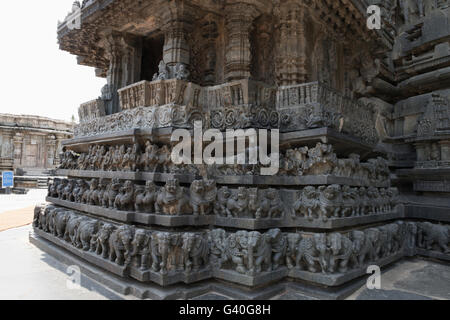 Fregi decorativi con figure di animali chennakeshava tempio. belur, Karnataka, India. sud est vista. Foto Stock