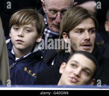 Calcio - Barclays Premier League - Tottenham Hotspur / Manchester United - White Hart Lane. David Beckham (a destra) con suo figlio Brooklyn (a sinistra) in piedi. Foto Stock