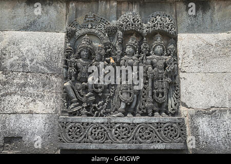 Rilievo di parete raffiguranti (da sinistra) Vishnu-Lakshmi, Paravati e Shiva. Ranganayaki (Andal) tempio, Belur, Karnataka, India Foto Stock
