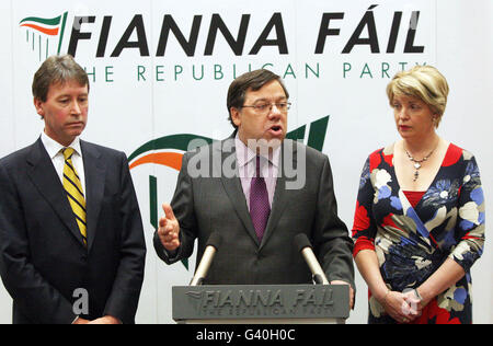 Taoiseach Brian Cowen parla ai media durante una conferenza stampa, affiancata dal capo del partito Whip John Curran e Tanaiste Mary Coughlan, all'Alexander Hotel di Dublino, dove ha confermato di essere il leader del suo partito al governo Fianna Fail. Foto Stock