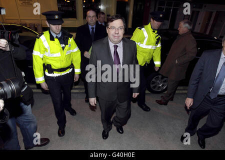 Taoiseach Brian Cowen arriva per una conferenza stampa all'Alexander Hotel di Dublino, dove ha confermato di rimanere come leader del suo partito dirigente Fianna Fail. Foto Stock